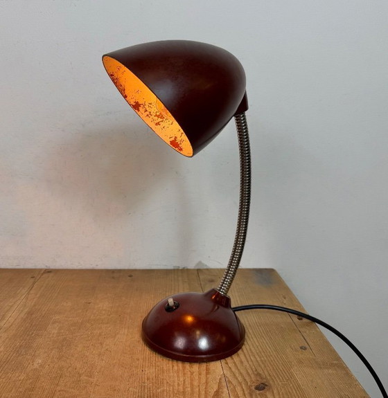Image 1 of Lampe de table vintage en bakélite brune à col de cygne, années 1950