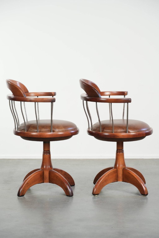 2x draaibare Schuitema stoel/bijzetstoel/bureaustoel uit de Shaker serie met een cognac kleurige rundleren zitting