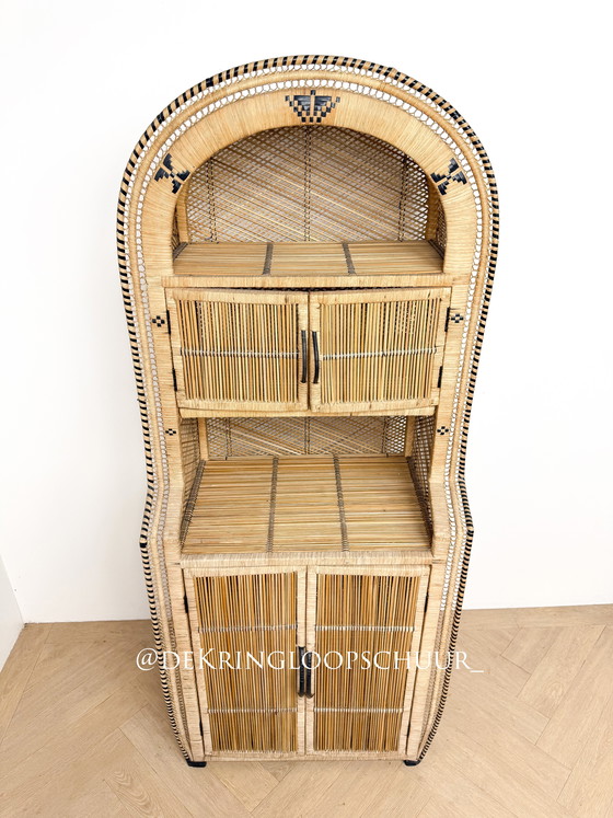 Image 1 of Bibliothèque-armoire vintage bohème en rotin et osier, à arc.