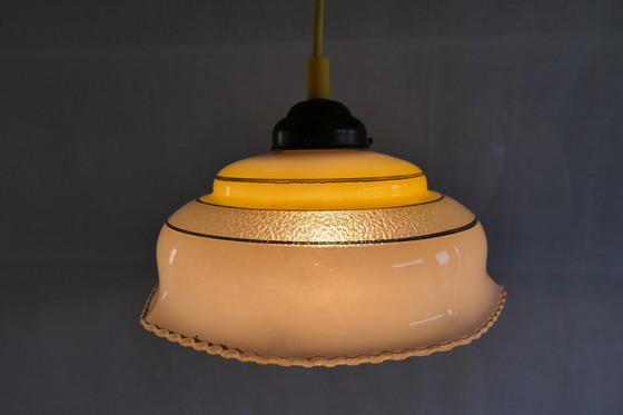 Image 1 of Schitterend Geel Gedecoreerd Glazen Hanglampje Met Authentieke Bakelieten Fitting