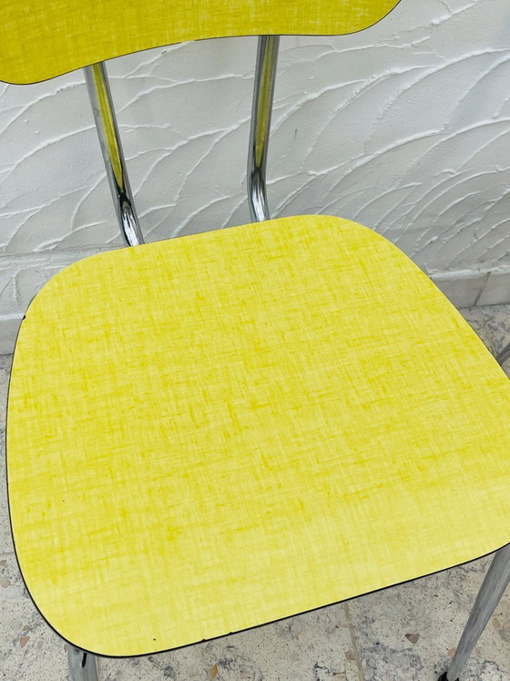 Image 1 of Een paar vintage chromen gele Formica keukenstoelen