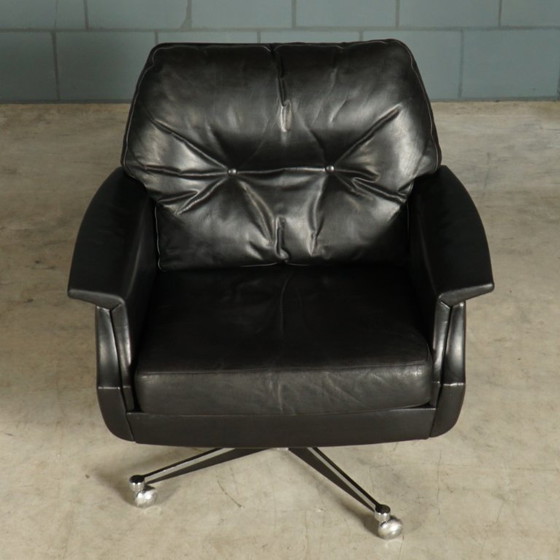 Image 1 of Fauteuil pivotant vintage en cuir avec repose-pieds – années 1970