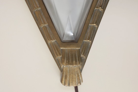 Image 1 of Franse Art Deco wandarmatuur met matte, geperst glazen kap, jaren 1920