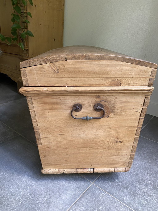 Zware Gründerzeit kist met lade gemaakt van massief grenen uit ca. 1880