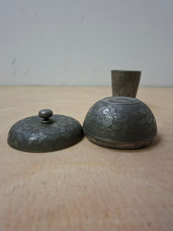 Image 1 of Vassoio cinese in peltro + tazza da tè Kut Hing Swatow 1950 ca.