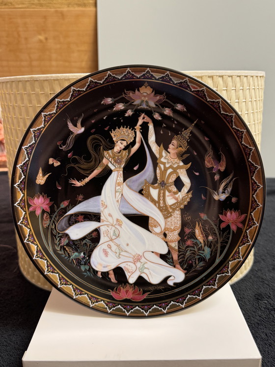 Image 1 of 🌺 “The Love Story of Siam” | Handgeschilderde collector plates | Royal Porcelain Thailand | 22-karaats goud | Nieuws