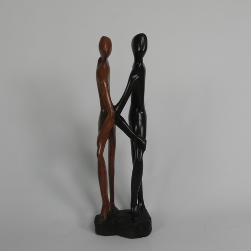 Sculpture en bois représentant 2 personnes claires et sombres, années 1950