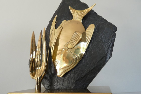 Image 1 of Lampe sculpturale en laiton représentant un poisson et en pierre noire, années 1970