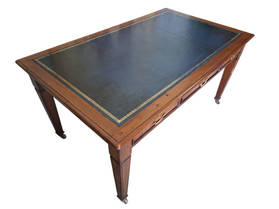 Classic English writing desk with inlaid leather, beautiful aged look, dimensions 153x90cm and 76cm high. (photo 3 of 5)