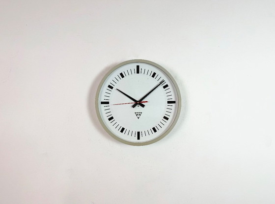 Image 1 of Industrielle graue Bakelit-Wanduhr von Pragotron, 1970er Jahre