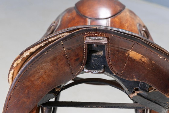 Image 1 of Coppia di sgabelli da bar stile sella, in pelle vintage e struttura in metallo, fine XX secolo.