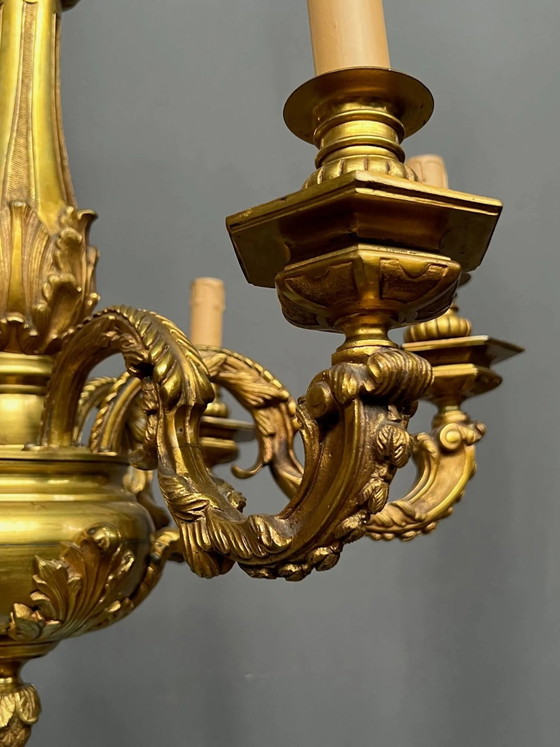 Kroonluchter in Lodewijk XVI-stijl. Massief brons. – Bronze (photo 4 of 8)