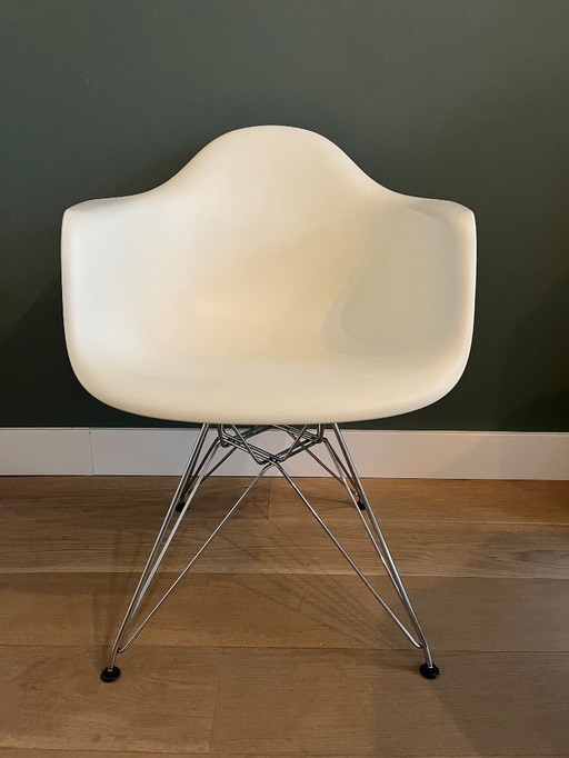 4 or 6 original white Vitra Eames DAR chairs