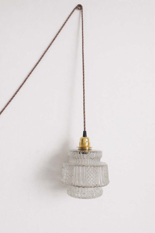 Lámpara portátil vintage con cable de colores.