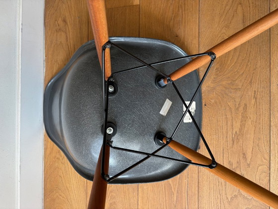 Image 1 of 3 Vintage Eames DSW Fiberglass Stoelen (Herman Miller) – Elephant Grey & Greige – Walnut Base