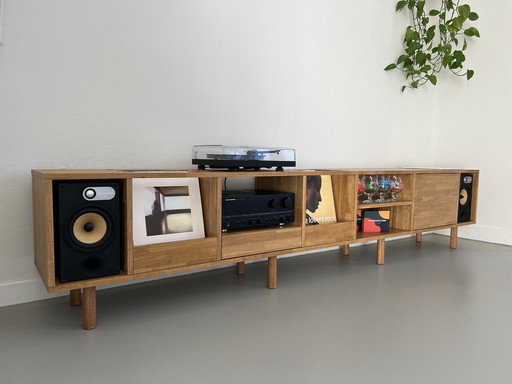 Mobile hi-fi in rovere massello con Marantz PM80 e B&W 685