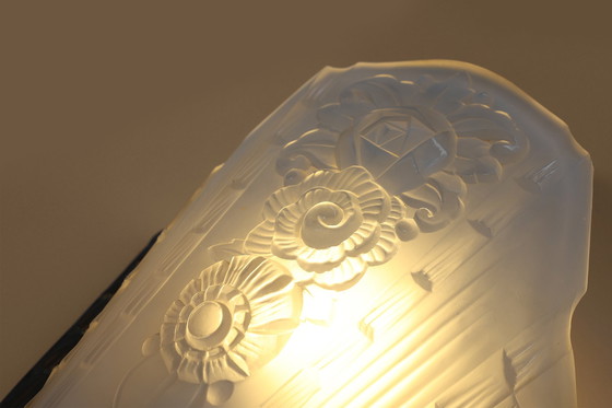 Image 1 of Franse Art Deco wandarmatuur met matte, geperst glazen kap, jaren 1920