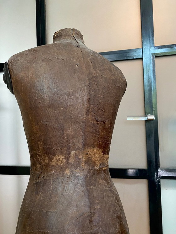 Image 1 of Mannequin d'enfant ancien français, époque Napoléon III, en carton bouilli et bois, XIXe siècle