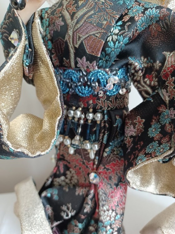 Image 1 of Set di statuette vintage di geisha giapponesi, dipinte a mano e ricche di dettagli.