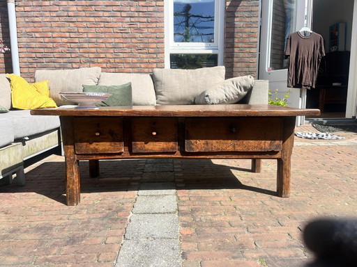 Antieke Spaanse kastanjehouten salontafel