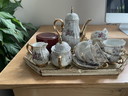 Vintage theeservies met gouden details en bloemmotief 