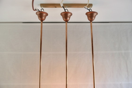 Image 1 of Drie Sfeervolle Druppelvormige Hanglampen van Rood Gemarmerd Opaline Glas