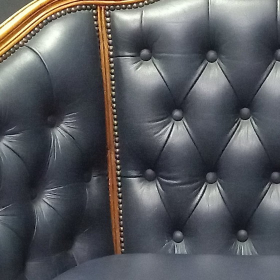 Image 1 of Irresistibile divano Chesterfield vittoriano a due posti in blu navy: un vero colpo d'occhio!