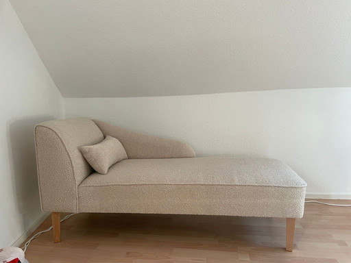 1 Chaise Lounge