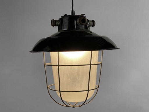 Grande lampe suspendue industrielle. Suède 1950S