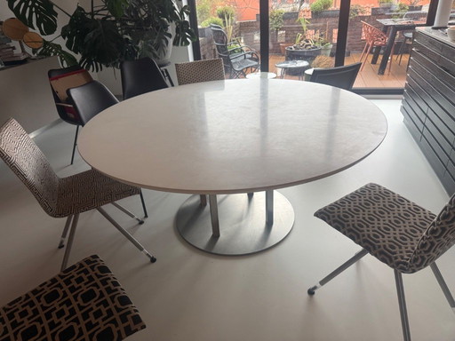 Magnifique table blanche de 160 cm de diamètre, pieds et plateau en acier inoxydable ultra-résistants.