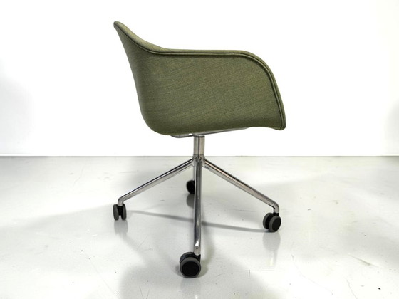 Muuto Fiber Armchair olijfgroen - swivel onderstel op wielen – Fauteuils, Plastic (photo 5 of 6)