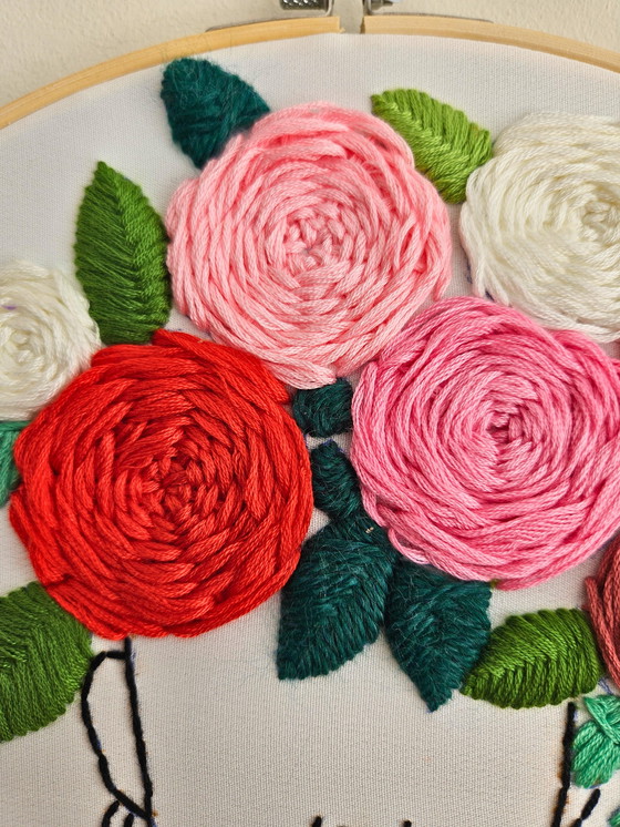 Image 1 of Ricamo fatto a mano da parete – Silhouette di donna con capelli floreali 3D – 30 cm