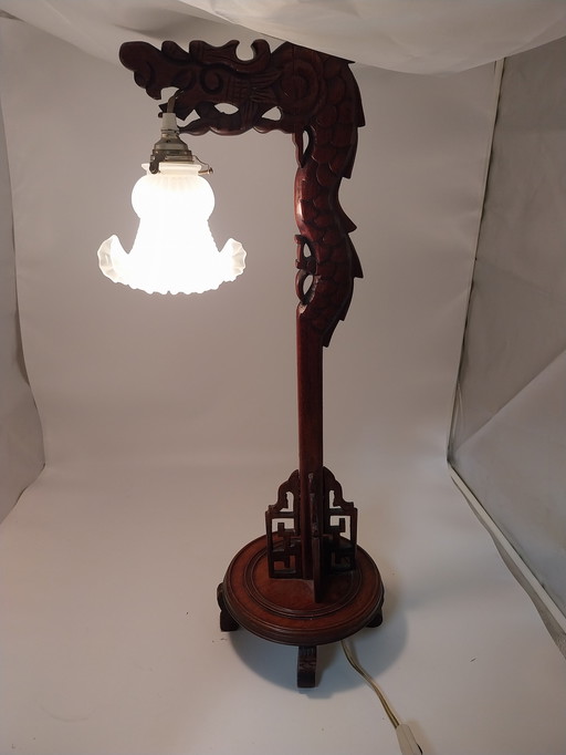 Lámpara de mesa china con motivo de dragón tallado