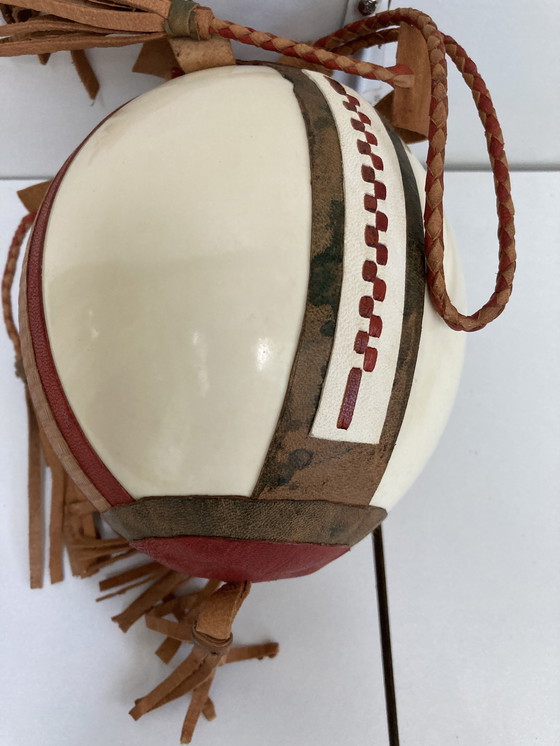 Image 1 of Antico uovo di struzzo rivestito in pelle, gabinetto delle curiosità degli anni '60