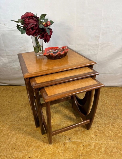Tables gigognes en teck rétro vintage Mid-century par G Plan 1960. Ce superbe ensemble de tables gigognes en teck de G Plan des 