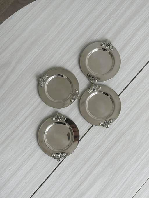 Flaschenhalter aus glänzendem Metall