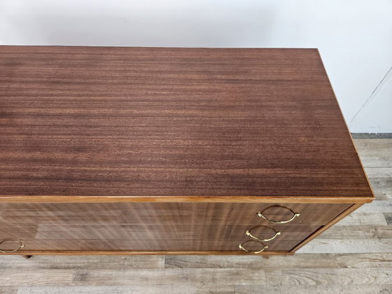 Image 1 of Commode des années 1950 recouverte de noyer avec poignées en laiton