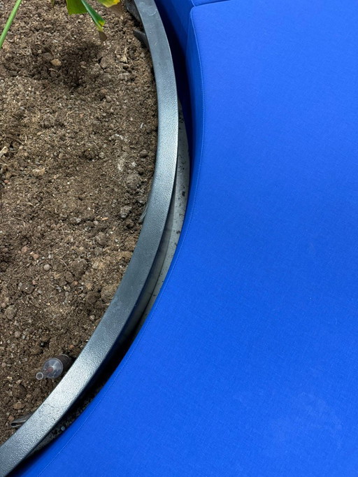 Unique round bench with integrated planter – eye-catcher for office, catering or reception area