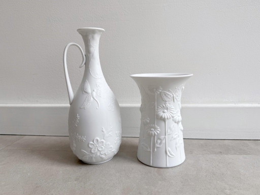 2 Vintage-Vasen aus weißem Biskuitporzellan, Modell AK Kaiser - M. Frey – vazen, Porcelain (photo 2 of 8)