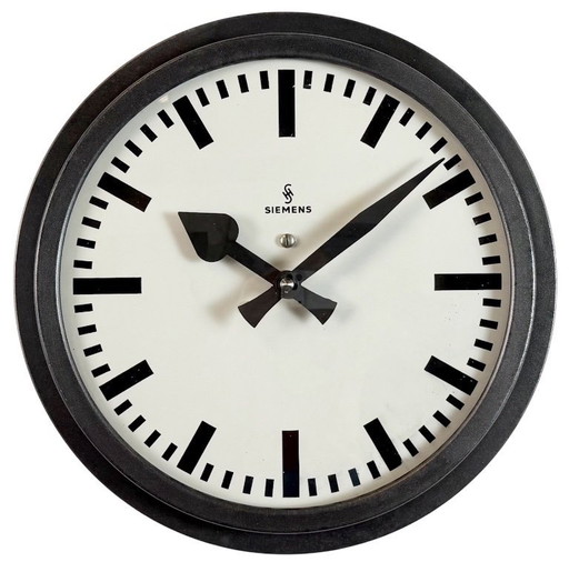 Schwarze Industriewanduhr von Siemens, 1950er Jahre