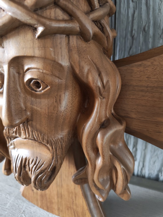 Image 1 of Buste ancien en bois sculpté de Jésus-Christ, avec tête, couronne et épines sur une croix, décoration murale
