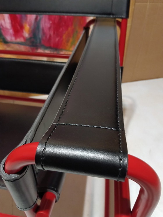 Image 1 of Bolso Knoll Wassily B3 rojo mate, nuevo-usado, en piel negra, de Marcel Breuer.