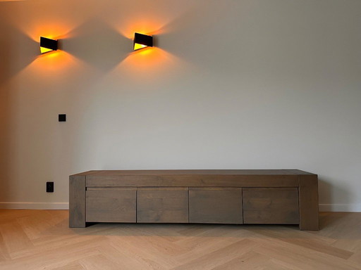 Mobile porta TV in rovere massello: elegante e senza tempo.