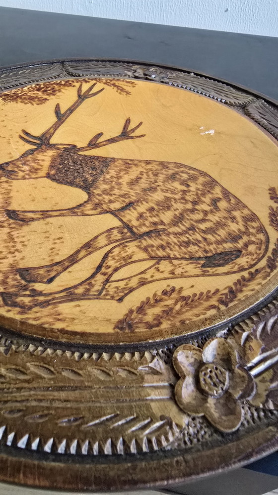 Piatto in legno intagliato a mano vintage Foresta Nera – 28cm Decorazione cervo pirografato (photo 14 of 15)