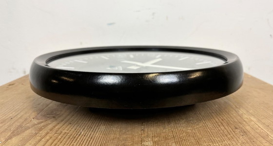 Image 1 of Orologio da parete industriale in bachelite di Pragotron, anni '70