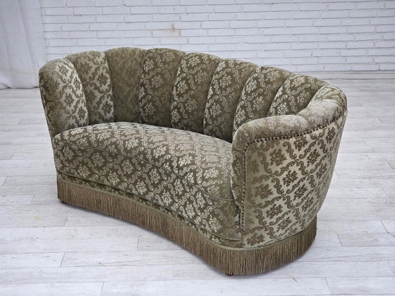 Image 1 of Sofá curvo danés de 2 plazas de los años 60, tapizado en terciopelo verde claro.