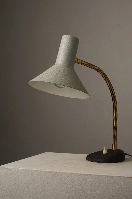 Mid-Century Adjustable Brass and Textured Lacquer Table Lamp, Aluminium, Cast Iron, Mid Century Modern (photo 7 of 10)