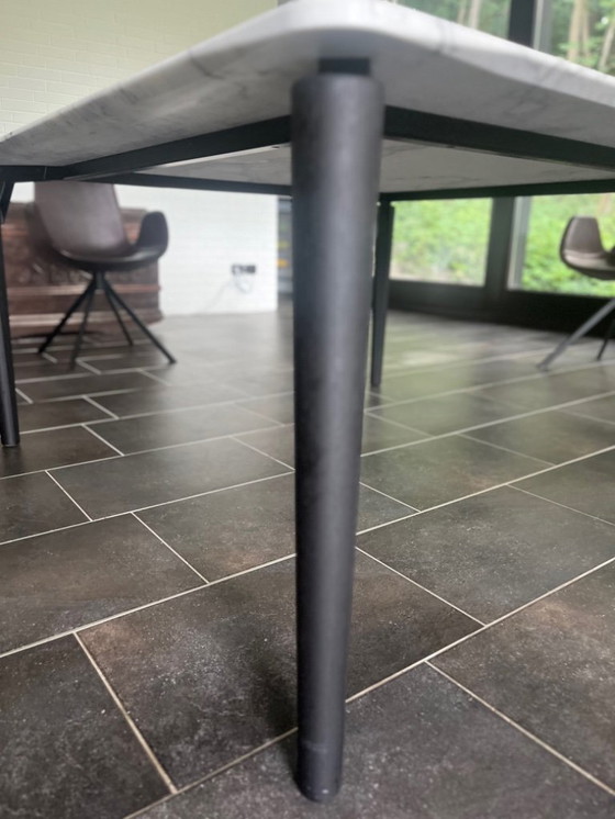 Image 1 of 1x Tisch TAVOLO95 von DePadova 140 x 140 cm mit Marmorplatte und kohlschwarzen Beinen in Bestzustand von Privat