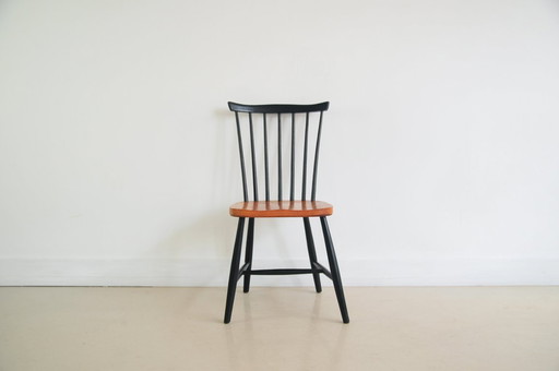 spijlenstoel met zwarte poten