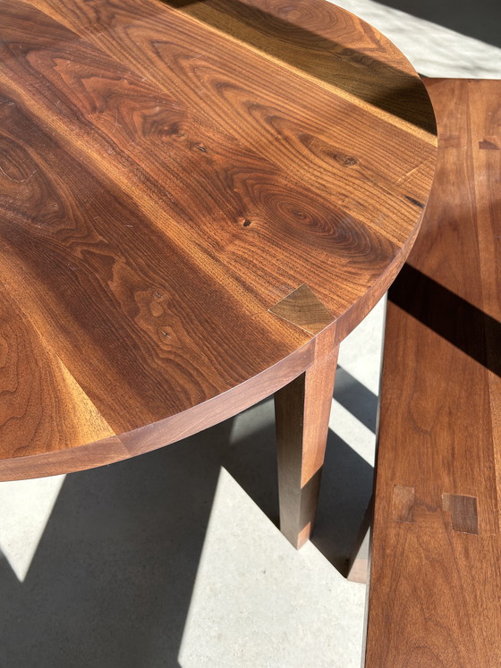 Image 1 of Mesa de comedor de nogal